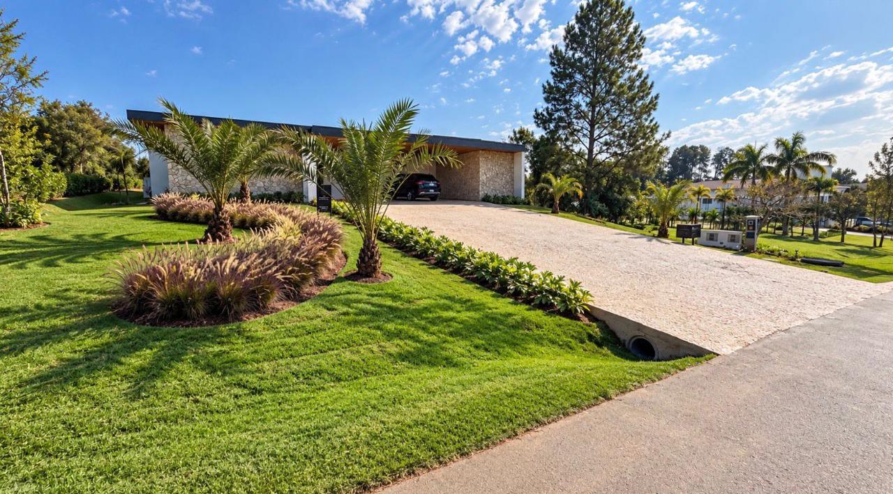 Casa térrea de alto padrão com jardim em Itu, do portfólio de Dyanne Silveira